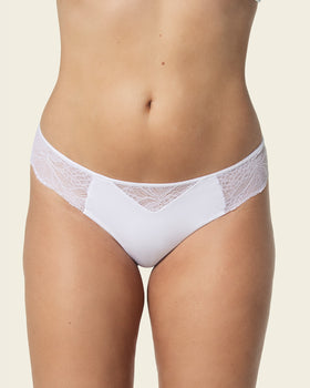 Panty estilo tanga brasilera con laterales anchos y encaje#color_000-blanco