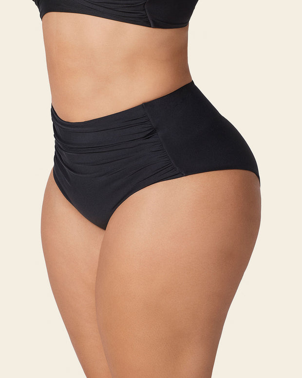 Panty de bikini tiro alto con drapeado en el abdomen y control suave#color_700-negro