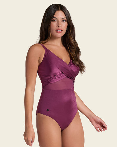 Vestido de baño entero con escote cruzado y tela con brillo#color_466-vinotinto