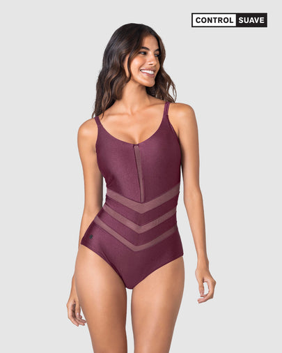 Traje de baño entero control suave con transparencias y efecto brillo#color_466-vinotinto