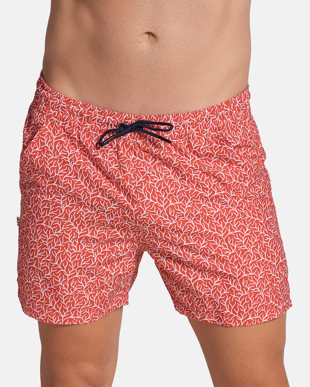 Pantaloneta de baño con malla interna y cintura ajustable#color_a84-estampado-coral-rojo