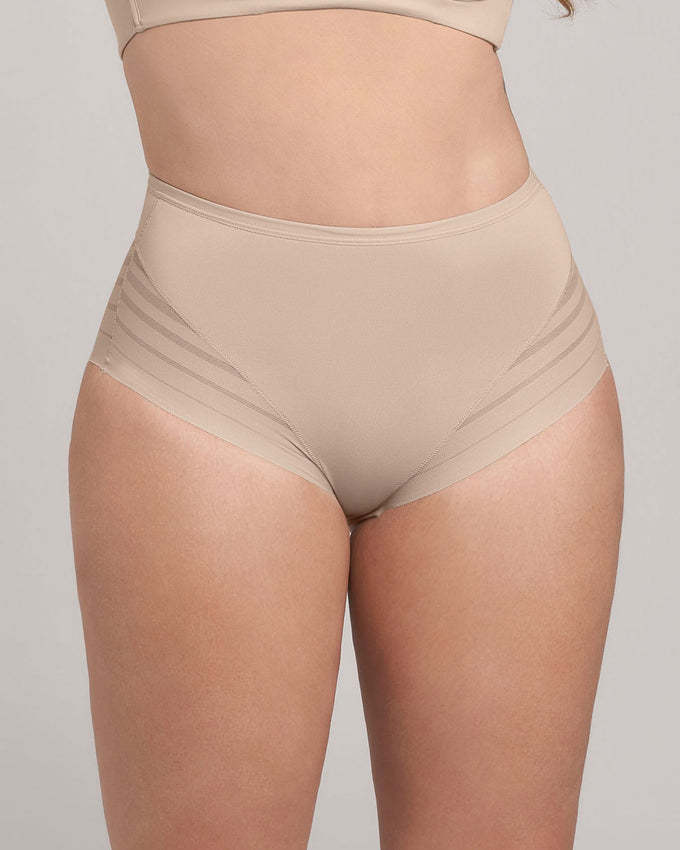 Panty faja clásico con control moderado de abdomen y bandas en tul